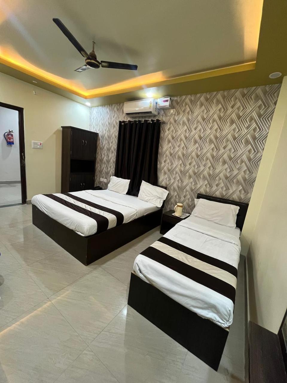Hotel Shiv Mangalam Near Kashi Vishwanath Tample Waranasi Zewnętrze zdjęcie