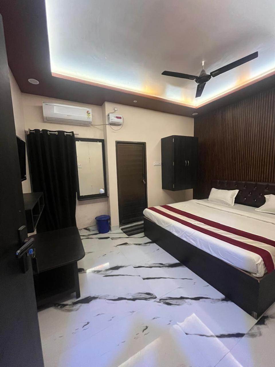 Hotel Shiv Mangalam Near Kashi Vishwanath Tample Waranasi Zewnętrze zdjęcie
